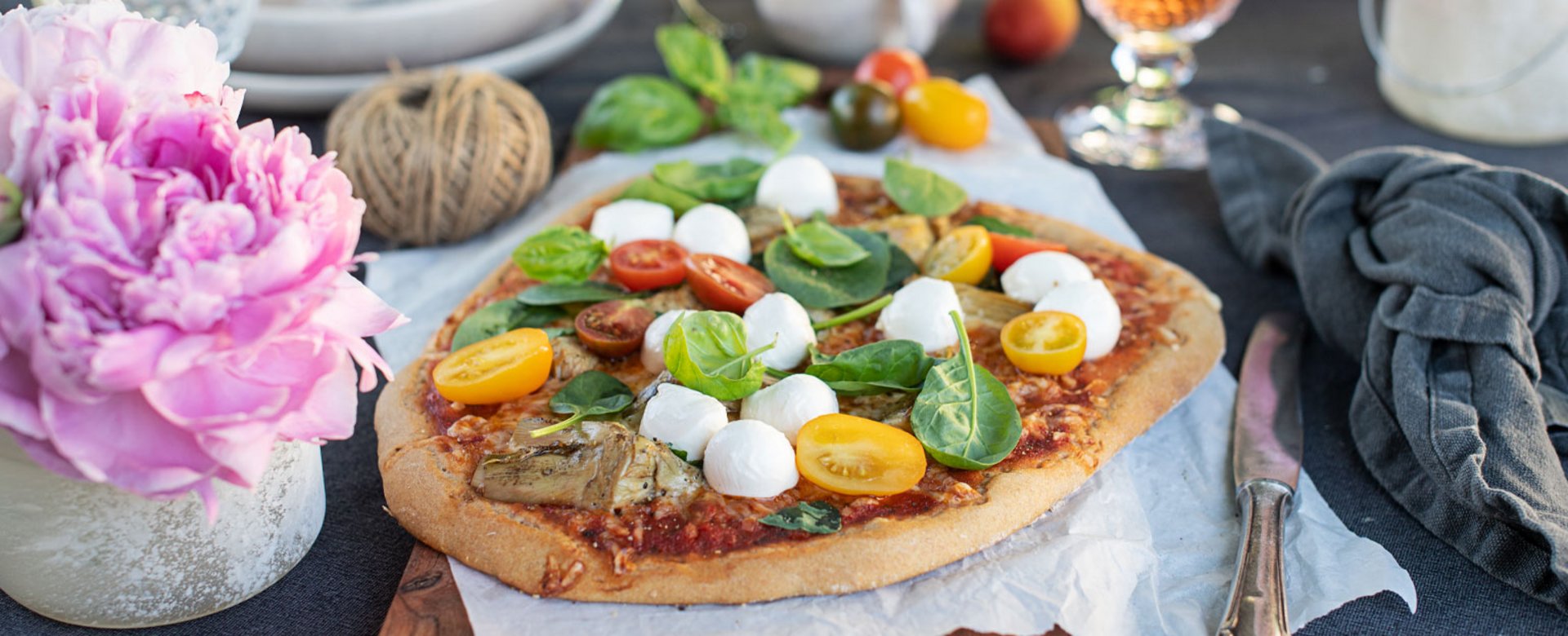 Urgetreide-Pizza mit Spinat, Artischocken & Mozzarella