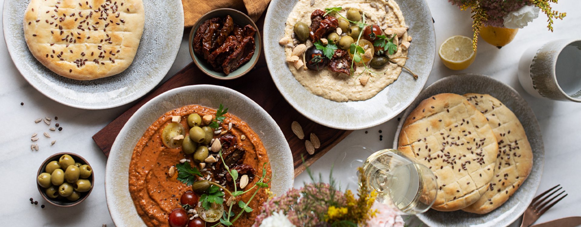 Orientalische Mezze: Fladenbrot, Hummus & Zaalouk